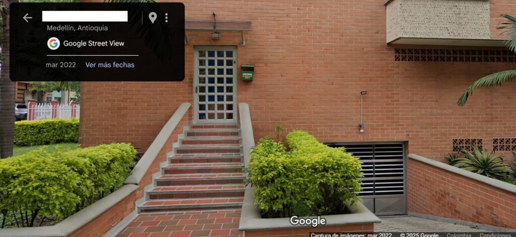 Portería de Edificio con un acceso peatonal y un acceso vehicular y automatización