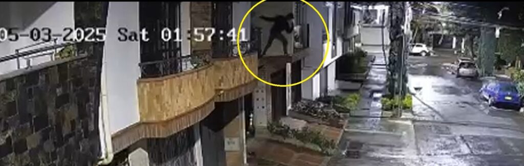 Ladrón ingresando robar apartamento sin sistema alarma