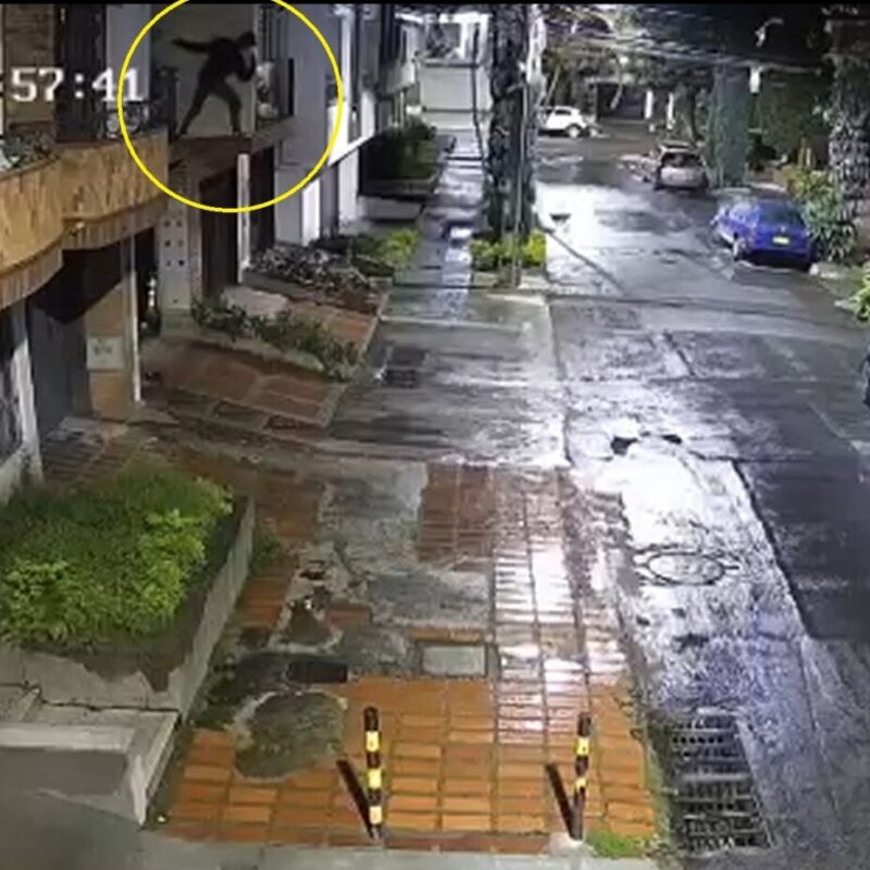 Roban apartamento en tercer piso trepando por los balcones
