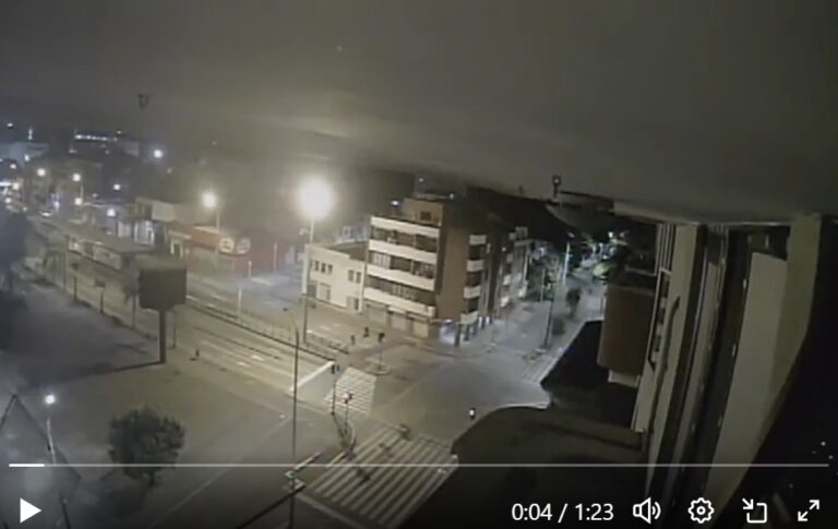 Camara de vigilancia privada del hogar instalada en un balcón en un septimo piso ayudó con las grabaciones a la fiscalía en un siniestro vial
