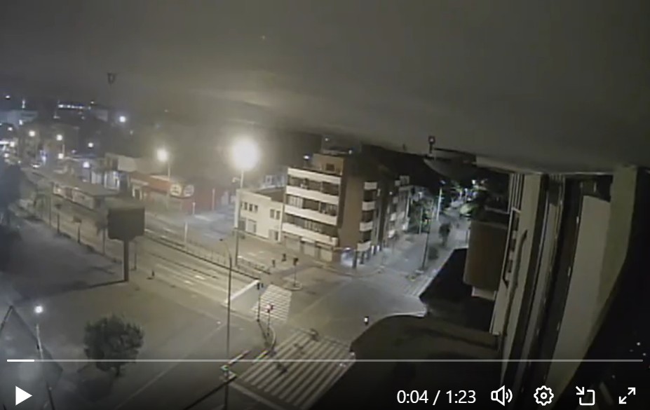 Camara de vigilancia privada del hogar instalada en un balcón en un septimo piso ayudó con las grabaciones a la fiscalía en un siniestro vial