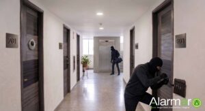 Ladrones en edificio vulnerando la chapa de un apartamento para entrar a robar